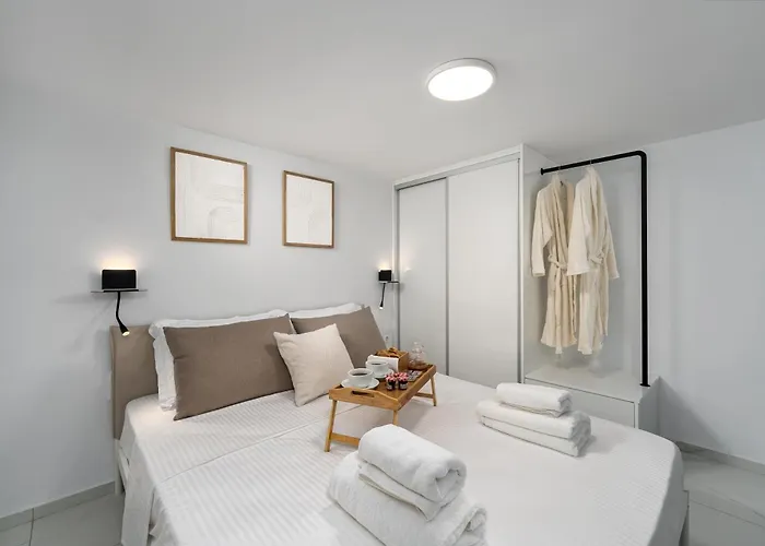 Aelia Elegant Calamata